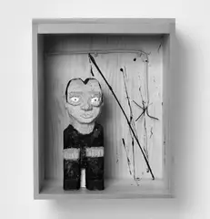 Werner Büttner, Im Atelier, Farbig gefaßte Ahornskulptur in Holzkiste mit Kabel und Farbspuren