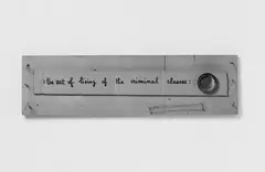 Robert Filliou, the art of living of the criminal classes, Collage aus Nägeln, Metalldeckel, Draht und Filzstift auf Karton auf Holz