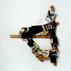 Georg Herold, Para m4, Wandobjekt aus Fotografien und Draht auf Holz