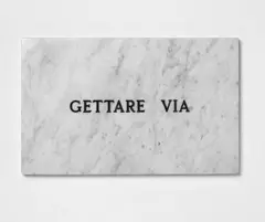 Salvo, Gettare Via, Rot gravierte Marmortafel
