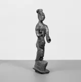 Rolf Szymanski, Nagelstatuette: Im Nacken, Bronzeplastik mit bräunlich-goldener Patina