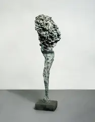 Alessandro Twombly, Gobi, Bronzeplastik mit bräunlich-grünlicher Patina sowie Schamottresten