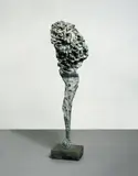 Alessandro Twombly, Gobi, Bronzeplastik mit bräunlich-grünlicher Patina sowie Schamottresten