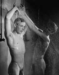 Herbert List, Duschende junge Männer, Phoenix Gummiwerke, Hamburg, Vintage, Gelatinesilberabzug hochglänzend auf Agfa-Brovira-Papier