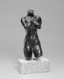 Arno Breker, Torso der Siegerin, Bronzeplastik, auf hellen Steinsockel montiert
