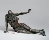 Salvador Dalí, Le Cabinet anthropomorphique, Dreiteilige Bronzeplastik (mit separater Schublade und geformtem Schlüssel). Höhe 33,2 cm. Breite 58,9 cm. Seitlich links mit der eingeschlagenen Exemplarnummer 173 / 330, der Signatur Dali sowie rückseitig mit dem Gießerstempel "FONERIA MIBROSA BARCELONA" versehen. Bronzeedition als Multiple nach der größeren Bronzefassung in 11 Exemplaren (