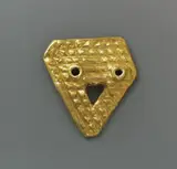 Max Ernst, Tête Triangulaire (Tête Triangle, Tête). Sculpture-pendentif, Anhänger. Gold, 23 Karat, 46,6 g. Höhe 7,2 cm. Rückseitig unten mit der geprägten Signatur des Künstlers max ernst, der Referenz- bzw. Seriennummer 1462/2886, dem Stempel des Goldschmieds sowie der Numerierung versehen. Auf dem Bügel der Öse punziert und mit einer weiteren Marke des Goldschmieds Pierre Hugo versehen. Exemplaire d' Artiste 1/2. Vom Künstler 1959 entworfen, arbeitete Francois Hugo 1960 ein Goldunikat (Spies/Metken 3791). Danach entstand nach einem Original-Plastilinmodell des Künstlers eine Edition von insgesamt 12 Exemplaren, davon 2 Künstlerexemplare und 2 "Exemplaires d'Auteur", von Francois Hugo und Pierre Hugo geschaffen. - In der Original-Holzschatulle