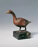 August Gaul, Laufende Gans mit leicht vorgestrecktem Kopf, Bronzeplastik, auf schwarzen, gelb geäderten Marmorsockel montiert. Höhe 12,2 cm (Sockel