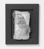 Christo, Verpackte Zeitschrift Look, Zeitschrift Look mit Schnur in transparenter Kunststoffolie verpackt und in schwarzem Holzrahmen montiert