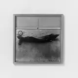 Joseph Beuys, Ein-Stein-Zeit, 1984, Serigrafie auf Zink mit angelötetem Draht. In der originalen Holzbox