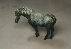 Johannes Brus, Pferd, Bronzeplastik mit schwarzer Patina und Grünspan, Höhe 70 cm