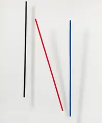 Axel Knipschild, Spaceobjekt. Studie zu: Spaceobject I, 3 farbig gefaßte Holzelemente vor weißer Holzrückwand