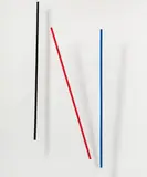 Axel Knipschild, Spaceobjekt. Studie zu: Spaceobject I, 3 farbig gefaßte Holzelemente vor weißer Holzrückwand
