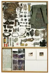 Nikolaus Lang, Soldaten um Acheleschwaig I, II, III, 4-teilige Arbeit: Reste von winterlichen Überlebungsübungen engl. Luftwaffensoldaten (Nahrung und 1. Hilfe), Fallschirmausrüstung, Feuer und Licht (Waffen und Land-zu-Luft-Notalphabet) und Grasmantel. Collage aus Fundobjekten (Metallteile, Koppeln, Schnüre, Aluminiumteile, Gewehre etc.), Fotografien, Landkarten u.a. auf Holz bzw. auf Karton montiert, jeweils in Original-Objektkasten, je