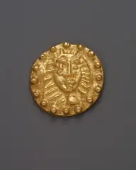 André Derain, Petite tête Ronde (Tête laurée, Tête de Faune). Sculpture-Pendentif, Reliefierter Anhänger. Gold, 23 Karat, 64,1 g. Höhe 6,5 cm. Rückseitig mit dem geprägten Namenszug des Künstlers ADerain, sowie zweifach mit der Marke des Goldschmieds Francois Hugo, der Referenz- und Seriennummer 1705/2916 und der Exemplarnummer versehen. "EXEMPLAIRE D'AUTEUR 1/2" außerhalb der numerierten Auflage von 6 Exemplaren und 2 Künstlerexemplaren, nach einem Original-Bleimodell des Künstlers geschaffen. Edition Galerie le Point Cardinal, Paris. - In der Original-Holzschatulle