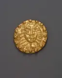 André Derain, Petite tête Ronde (Tête laurée, Tête de Faune). Sculpture-Pendentif, Reliefierter Anhänger. Gold, 23 Karat, 64,1 g. Höhe 6,5 cm. Rückseitig mit dem geprägten Namenszug des Künstlers ADerain, sowie zweifach mit der Marke des Goldschmieds Francois Hugo, der Referenz- und Seriennummer 1705/2916 und der Exemplarnummer versehen. "EXEMPLAIRE D'AUTEUR 1/2" außerhalb der numerierten Auflage von 6 Exemplaren und 2 Künstlerexemplaren, nach einem Original-Bleimodell des Künstlers geschaffen. Edition Galerie le Point Cardinal, Paris. - In der Original-Holzschatulle