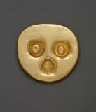 Max Ernst, Masque (Grand Masque). Sculpture-Pendentif, Maske. Anhänger. Gold, 23 Karat, 62,9 g. Höhe 7,9 cm. Rückseitig mit der geprägten Signatur des Künstlers max ernst, punziert, sowie zweifach mit der Marke des Goldschmieds Francois Hugo, der Referenz- und Seriennummer 1553/2888 und der Exemplarnummer versehen. Exemplar 3/8. - 1961 in einem Einzelexemplar von Francois Hugo in Gold gearbeitet (vgl. Spies/Metken 3806,1), entstand eine Edition von insgesamt 12 Exemplaren nach einem Original-Plastilinmodell des Künstlers, von Francois Hugo und Pierre Hugo geschaffen. - In der Original-Holzschatulle