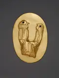 Max Ernst, Les deux (Deux figures). Sculpture-Pendentif, Reliefmedaillon, Anhänger. Gold, 23 Karat, 162,2 g. Höhe 14,8 cm. Rückseitig mit der geprägten Signatur des Künstlers max ernst, punziert sowie mit der Marke des Goldschmieds Francois Hugo, der Referenz- und Seriennummer 1453/2870 und der Exemplarnummer versehen. "EXEMPLAIRE D'AUTEUR 2/2" außerhalb der nach 1961 entstandenen Edition von 8 numerierten Exemplaren und 2 Künstlerexemplaren nach einem Original-Plastilin-Modell von Max Ernst, von Francois Hugo und Pierre Hugo geschaffen. 1959 hatte Francois Hugo erstmalig ein Einzelexemplar in Gold, 1961 in Silber gearbeitet (vgl. Spies/Metken 3784, 3784,1). - In der Original-Holzschatulle