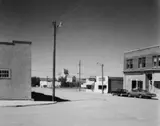Stephen Shore, Main Street, Gull Lake, Saskatchewan 8/18/74, 1975 Alley Presidio, Texas, 2/21/75, 1975 Holden St. North Adams, Massachusetts 7/13/74, 1975, 3 Farbphotographien, Abzüge auf Kodakcolor-Papier