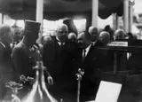 Martin Munkácsi, Staatstreffen, Vintage, Gelatinesilberabzug mattglänzend auf kartonstarkem Papier