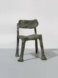 Magdalena Jetelová, Stuhl, Bronzeplastik mit Schamottresten