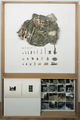 Nikolaus Lang, Hebammberg und Ruedererhaus Kindheitserinnerungen, Collage aus Ausgrabung von Tierknochen, Erde, Steinen, Nägeln und Kunststoffleine auf Holz sowie schwarzweiß Fotografien, getrockneten Blüten und Landkarte auf Karton, in Original-Objektkasten