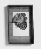 Dieter Roth, Ohne Titel, Geknittertes Arbeitstextil auf bedrucktem Papier collagiert, in Holzkiste montiert