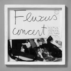 Ben Vautier, Fluxus Concert, Stoff, Holz, Haare, Brot, Bindfaden, Nüsse und schwarzweiß Fotografie collagiert auf Papier. Zusätzlich mit Kopie eines Schreibens des Künstlers versehen sowie grün gestempelt "MANIFEST IMPONDERABLE Rose" und mit schwarzem Filzschreiber betitelt, in weißem Holzrahmen