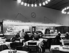 Candida Höfer, Wartesaal Düsseldorf, 1981/91, C-Print auf Kodak Professional