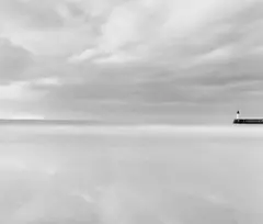 Michael Kenna, Ferry Departure, Calais, France, Gelatinesilberabzug 2000, sepia-getont