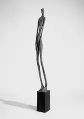 Trak Wendisch, Grazie VII, Bronzeplastik mit grünlicher Patina, Höhe mit Sockel 170,5 cm