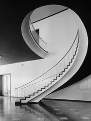 Ursula Edelmann, Rathaus. Frankfurt 1962. Treppe vor den Sitzungsräumen des Magistrats, 2 Vintages, Gelatinesilberabzüge auf Mimosa-Papier, hochglänzend. Jeweils