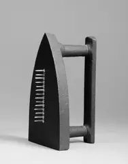 Cadeau by Man Ray, Bügeleisen aus Gußeisen, mit 14 Kupfernägeln versehen, sold May 2003