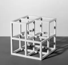 Sol LeWitt, Cube without a Cube, Weiß gefaßtes Holzobjekt