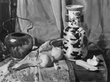 Carl Ederer, Obststilleben mit Porzellanvase und Messingkanne, Öl auf Leinwand