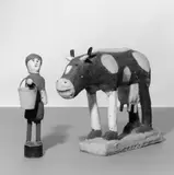 Erich Bödeker, Melkerin mit Kuh, 2-teilige Betonskulptur: Kuh, farbig gefaßt, aus Beton mit Holz- und Blechteilen, Höhe 66 cm