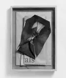 Richard Tuttle, Loophole, Collage aus Goldbronze über Leinwand und zum Teil bedrucktem Karton in verglastem Original-Objektkasten