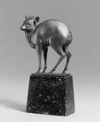 Kleinantilope by Fritz Behn, Bronzeplastik auf schwarzem Marmorsockel, sold Jun 2002
