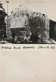 Christo, America House Wrapped, 1969, Collage (Serigrafie und montierte Kunststoff-Gitterfolie auf SCHOELLER STERN (Trockenstempel)