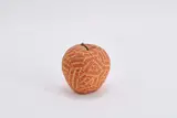 Jiří Kolář, Apfel, 1969, Papiercollage über Kunststoffapfel
