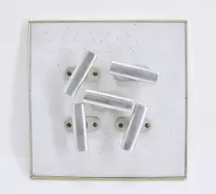 Rolf Glasmeier, Kaufhaus-Objekt, Ca. 1970, Multiple. Ganzoliven (Fenstergriffe) auf Resopal-Platte