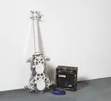 Lirio Salvador, "Sandata ko", 2009, Elektrische Gitarre aus Alltagsgegenständen. Mit Verstärker