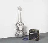 Lirio Salvador, "Sandata ng kaibigan ko", 2009, Elektrische Gitarre aus Alltagsgegenständen. Mit Verstärker