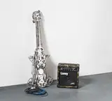 Lirio Salvador, Ohne Titel, 2009, Elektrische Gitarre aus Alltagsgegenständen. Mit Verstärker