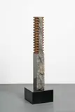 Josep Maria Sirvent, Fita II (3-teilig), 1991, Eisen und Granit