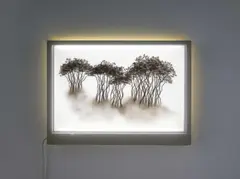Bong-Chae Son, Migrants (015), 2012, Öl auf fünf Plexiglasscheiben in Objektkasten mit LED-Beleuchtung, Kabel und Stecker