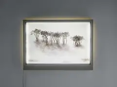 Bong-Chae Son, Migrants (012), 2011, Öl auf fünf Plexiglasscheiben in Objektkasten mit LED-Beleuchtung, Kabel und Stecker