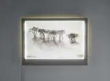 Bong-Chae Son, Migrants (012), 2011, Öl auf fünf Plexiglasscheiben in Objektkasten mit LED-Beleuchtung, Kabel und Stecker