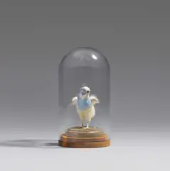 Thomas Grünfeld, misfits (Wellensittich/Kücken), 2000, Tierpräparation (Kopf eines Wellensittichs / Körper eines Kükens) auf Holzsockel montiert
