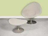 Pierre Paulin, Fauteuil mod. "F422" dit "Globe" et son ottoman mod. "P421"